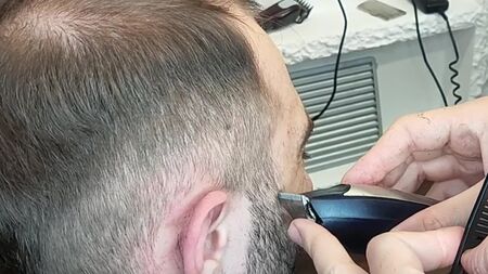 Como cortar um corte «mullet» __ Tutorial de corte «mullet» __ Corte «mullet» moderno com degradê acentuado na parte de trás __ Penteados e cortes de cabelo