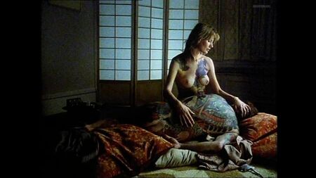 Maud Adams (cenas de nudez de Maud Adams em «Tattoo», 1981)