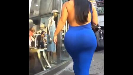 Mulher de rabo grande a caminhar na rua