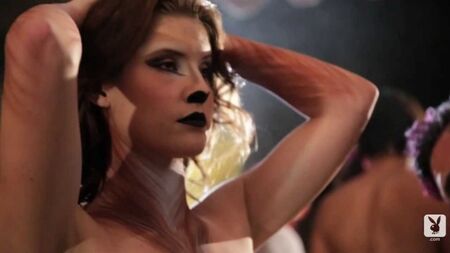 Amanda Cerny é pintada no corpo pela Playboy