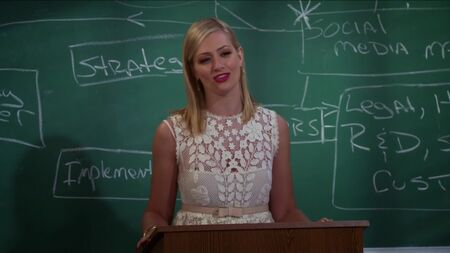 Beth Behr em «Sexy» - 2 Broke Girls, 6.ª temporada, episódio 5 (2016) 1080p HDTV