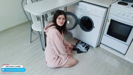 A minha meia-irmã NÃO estava presa na máquina de lavar roupa e apanhou-me quando eu queria foder-lhe a rata