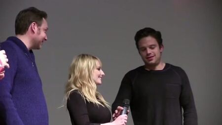 Sebastian Stan sobre a cena de sexo
