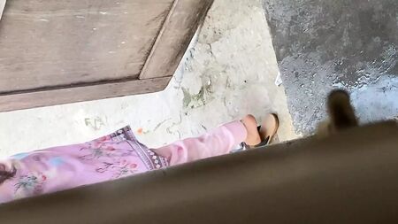 Veja o vídeo completo da rapariga da aldeia a tomar banho completamente nua no ribeiro