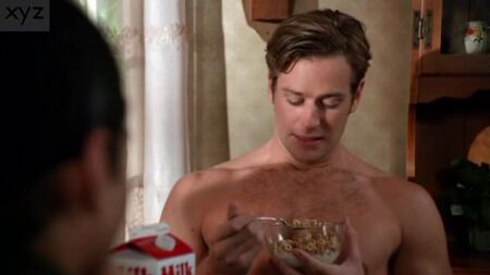 Armie Hammer sem camisa em «Reaper»