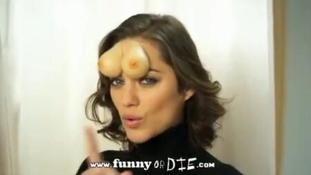 Tetas na testa com Marion Cotillard