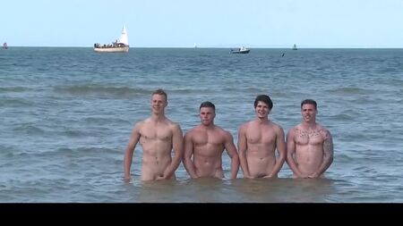 Homens heterossexuais brincam nus na praia - b