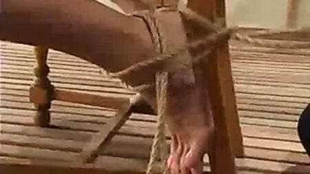Uma técnica de bondage incrível para a Venus, uma miúda de peitos grandes