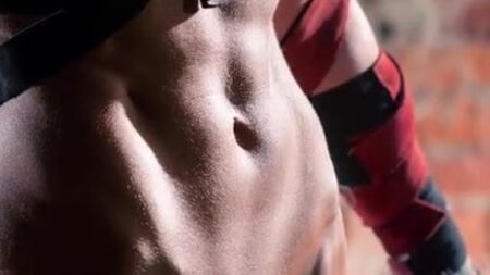 Modelo de fitness em topless