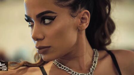 A Anitta está nua