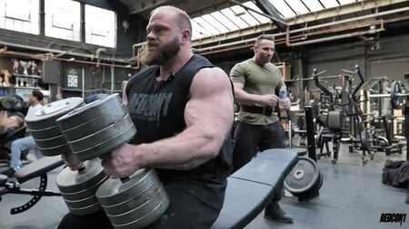 James Hollingshead treina o peito - a seis meses do Mr. Olympia 2021