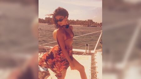 Sarah Hyland num barco, com um biquíni sensual