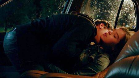 Cena sensual de Hailee Steinfeld no ScandalPlanet.Com
