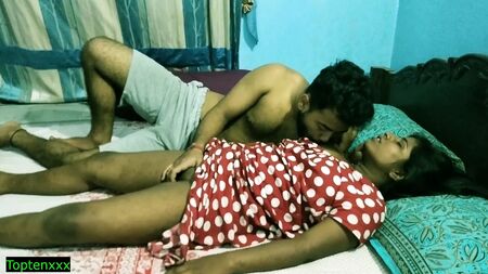 Sexo romântico entre adolescentes tamil num quarto de hotel, com áudio em hindi