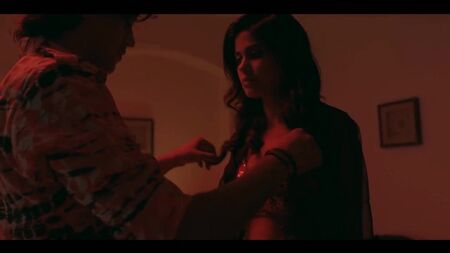 Os seios de Aditi Pohankar pressionados