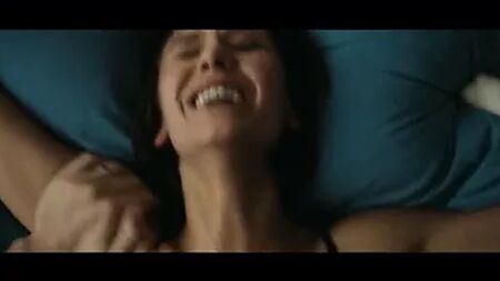 A Nina Dobrev a ser fodida na cama, na posição do missionário