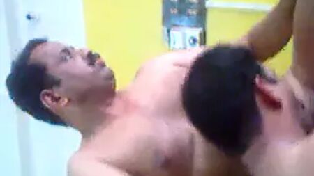 Pai indiano a ser chupado