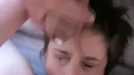 Cuckqueen submissa, chupada e enche-a de esperma