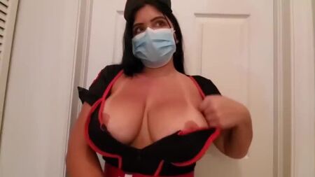 A enfermeira de rabo grande ajuda o paciente a aliviar a sua ereção crónica