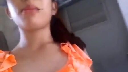 Uma rapariga gira a mostrar-se nua