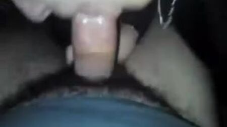 A mãe a fazer um broche