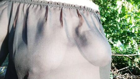 desfile com blusa transparente sem sutiã