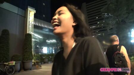 Jovem prostituta tailandesa bonita apanhada na rua e com ejaculação interna