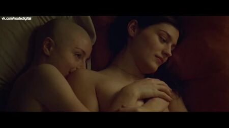 Kacey Rohl, Amber Anderson Nude - White Lie (2019) HD 1080p Ver Online / Kacey Rohl, Amber Anderson - Mentira para salvar
