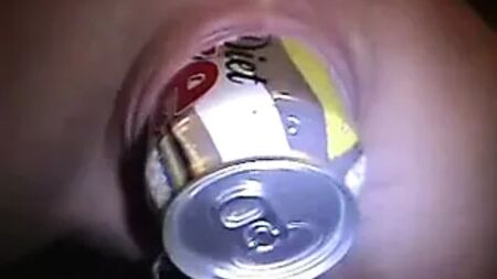MILF com piercing, com um anel enorme no capuz do clitóris e uma garrafa dentro