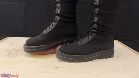 Foda agressiva com botas até ao joelho - CBT, pisoteio, esmagamento, dominação feminina, foda com sapatos