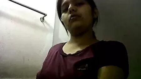 Rapariga de Mumbai a despir-se e a tirar uma selfie