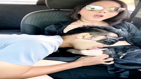Ladyboy sensual a ejacular na boca de um rapaz