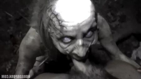 HorrorPorn: homem fode dois zombies falsos (pornô, sexo, hardcore, broche, ménage à trois, completo, xxx, casais, mamas, rabo, broche, lambida)