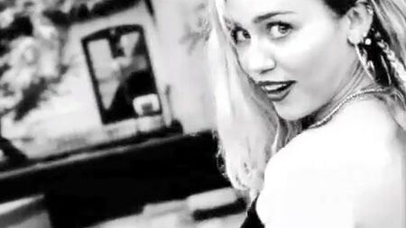 Miley Cyrus: Deslize de mamilo e roupa transparente nos bastidores