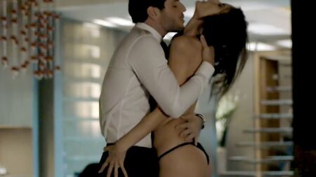 Cena de sexo com a Alessandra Ambrosio nua em «Verdades Secretas»